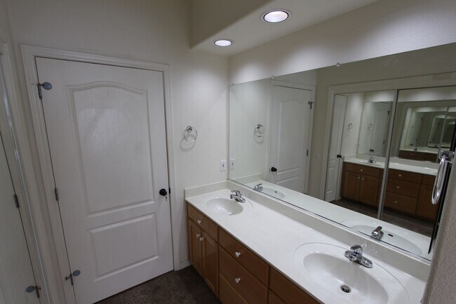 Building Photo - 3-Bedroom Summit Park Condo with Fireplace, Balcony & Covered Parking