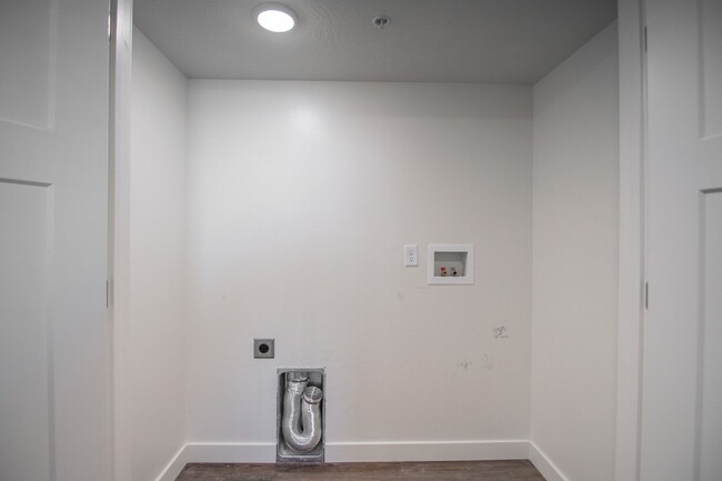 Building Photo - ADA Unit at Blackstone Farms in Provo! Ava...