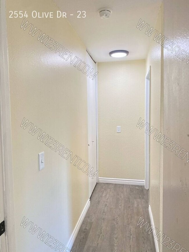 Building Photo - 2554 Olive Dr