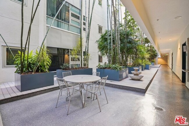 Building Photo - 630 W 6th St