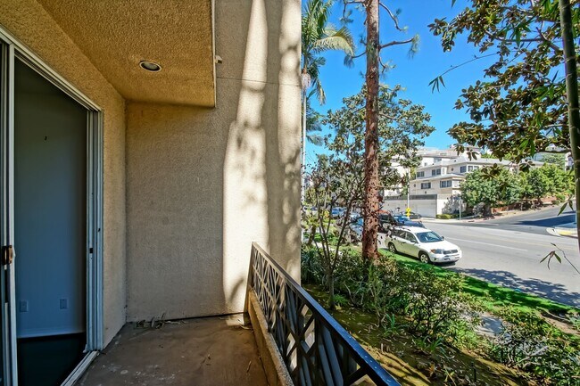 Building Photo - Remodeled Corner 3+2 Unit with Luxury Finishes Near Century City & Westwood