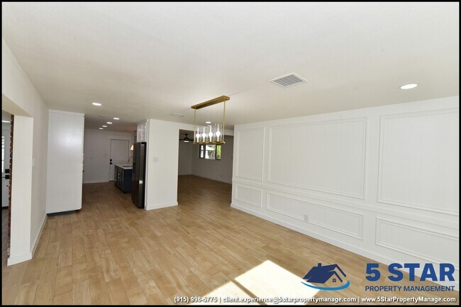 Building Photo - 3217 Wedgewood Dr