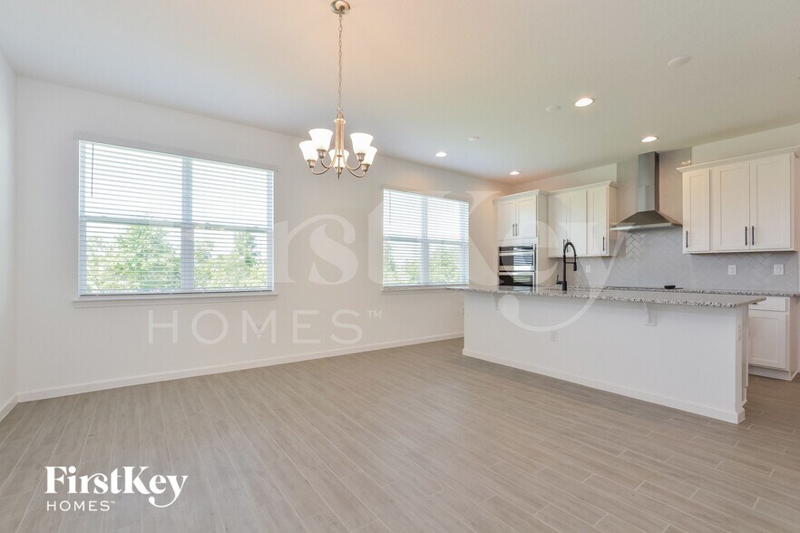 Building Photo - 611 Avila Pl