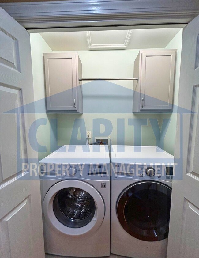 Building Photo - Beautiful three bedroom home in North Clev...