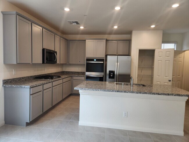 Building Photo - WOW Four Bedroom in North Summerlin!