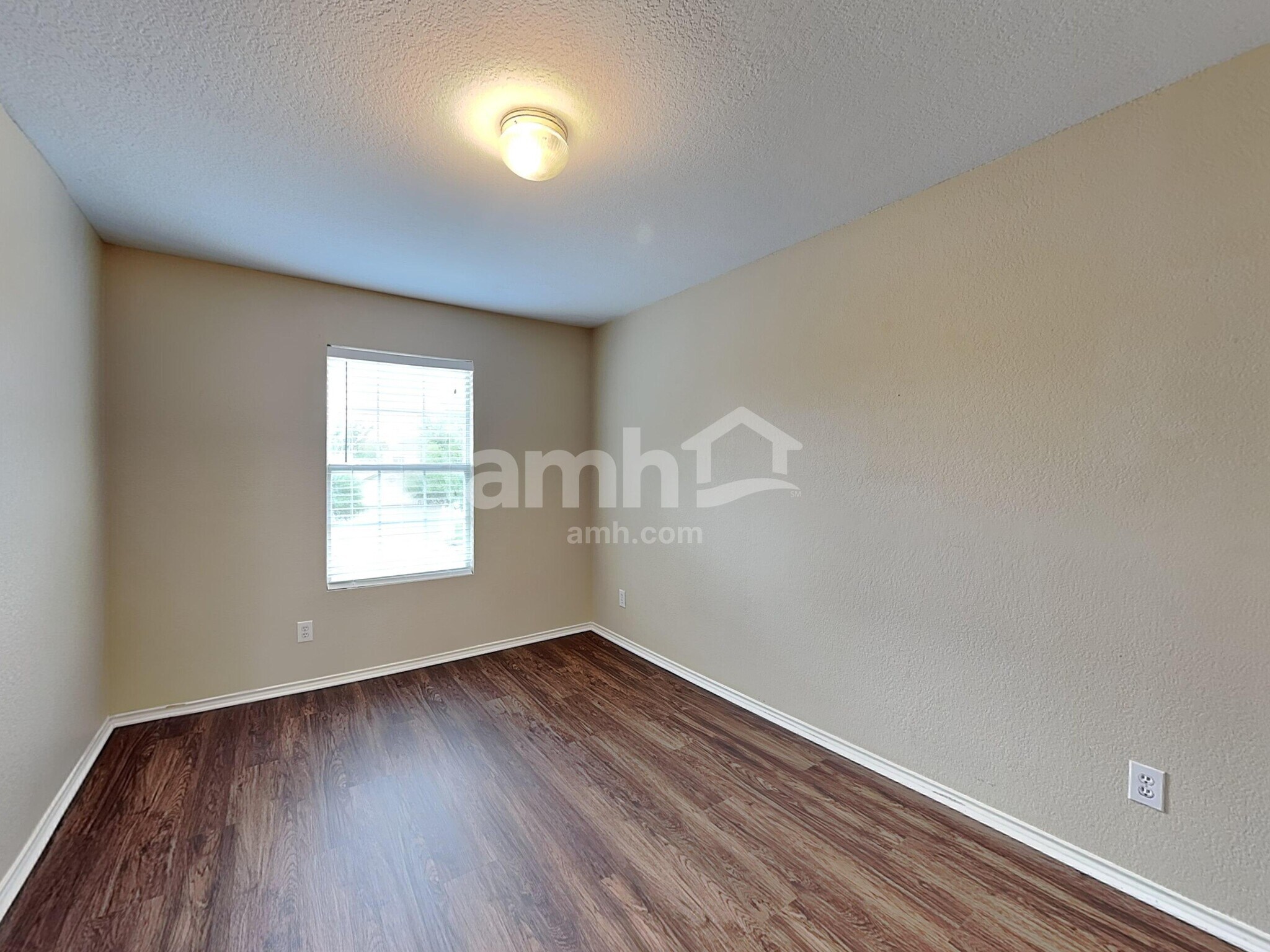 Building Photo - 9314 Silver Vis