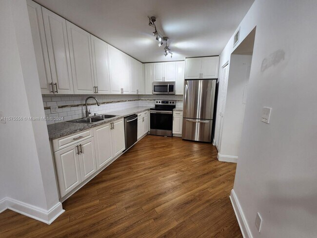 Building Photo - 1701 Bayberry Dr