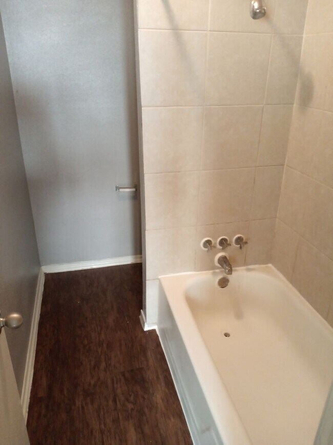 Building Photo - Brookview Duplex 6800