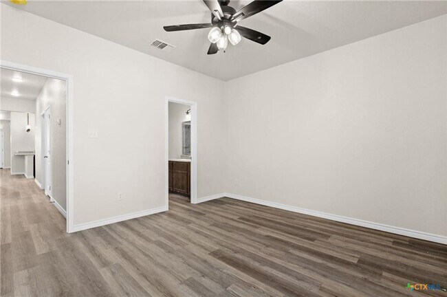 Building Photo - 122 Leon Ln