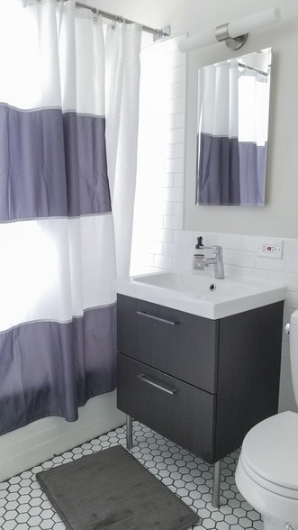 Bathroom 2 - 2017 W Cullom Ave