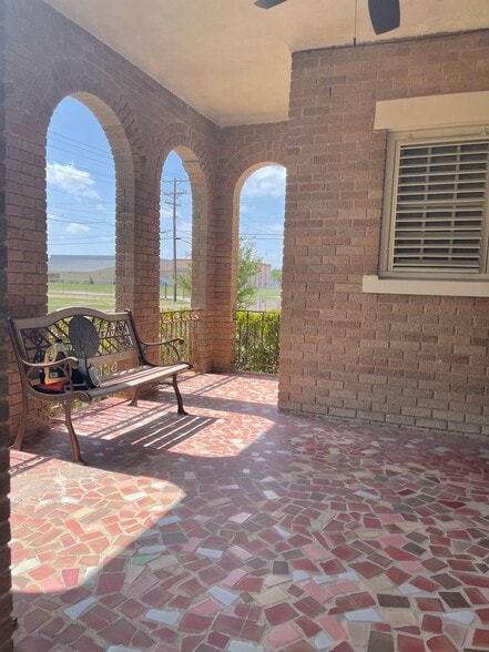 Beautiful porch - 208 E Ligustrum Blvd