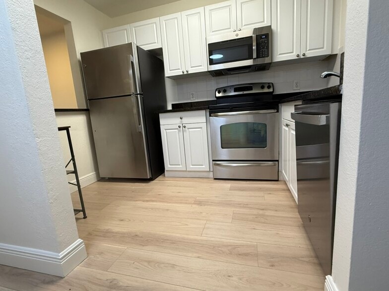 Kitchen - 160 Turtle Lake Ct