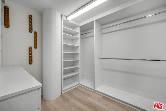 Building Photo - 320 N Maple Dr