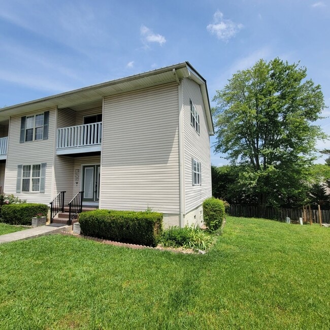 Building Photo - 2/1.5 Townhome-Cookeville City- End Unit