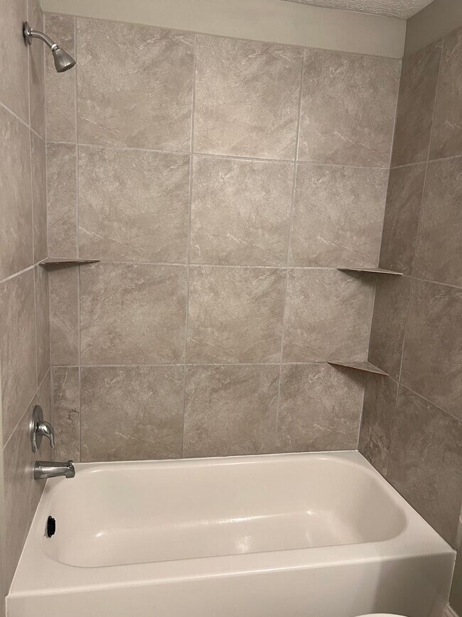 Building Photo - Newly Remodeled Townhome