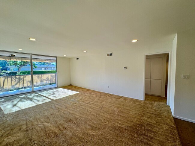 Building Photo - Large 2 bed 2 bath