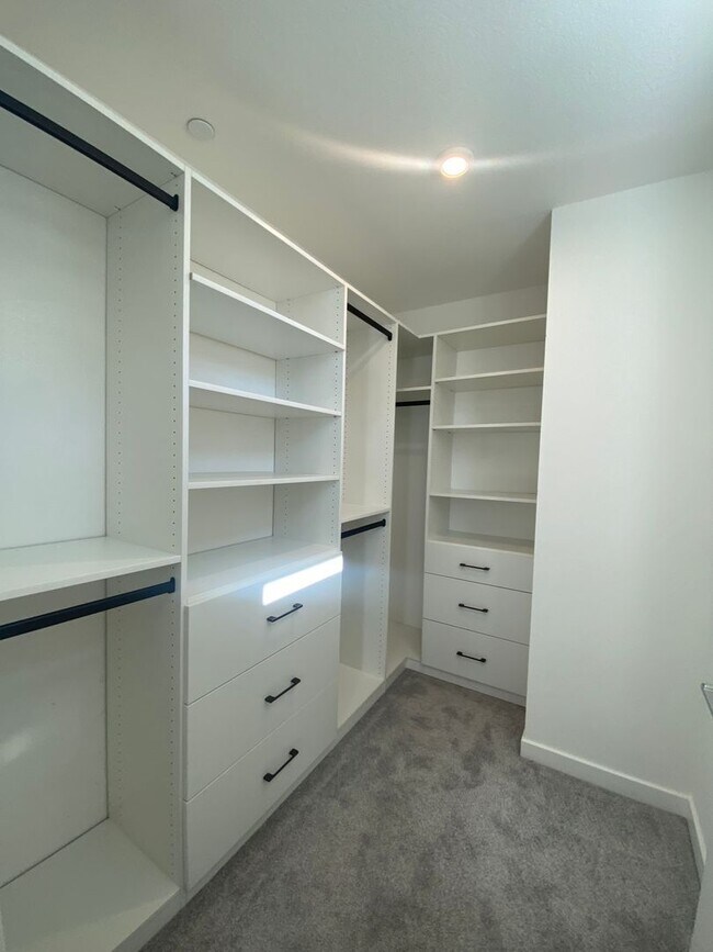 Building Photo - Dublin Hyde Park Modern Living Single Level Condo 4 Bed / 2 Bath, Amenities, Close to 580