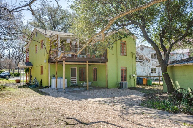 Building Photo - J07