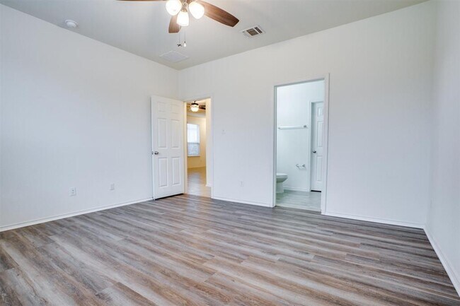 Building Photo - 217 La Dera Dr