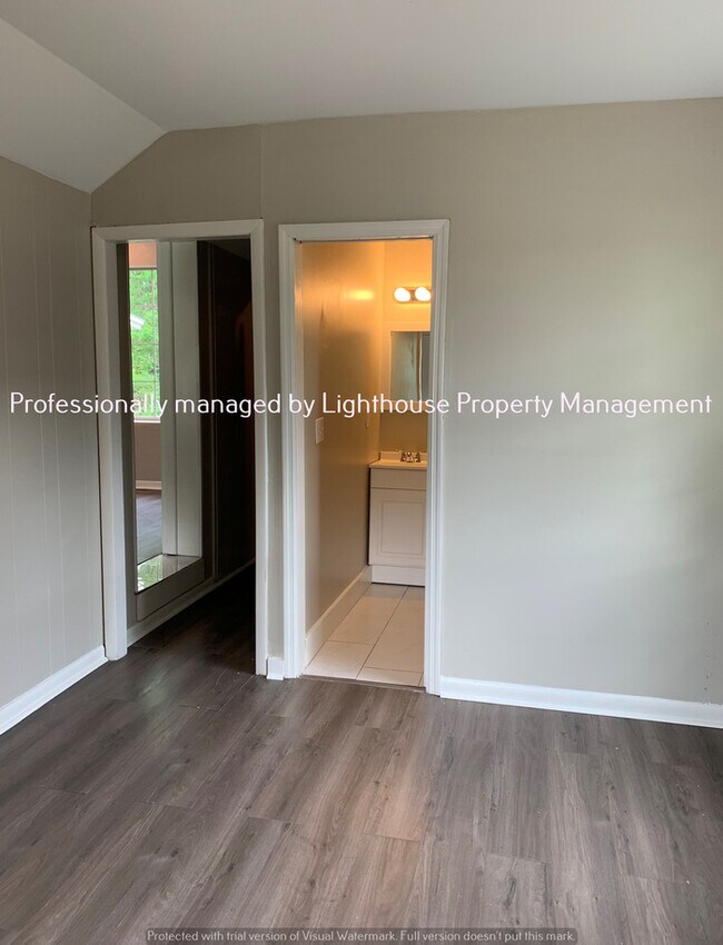 Building Photo - Bright 3 Bedroom Home With Open Layout And Storage Space