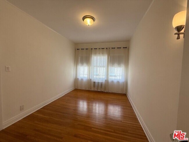 Building Photo - 747 S Mansfield Ave