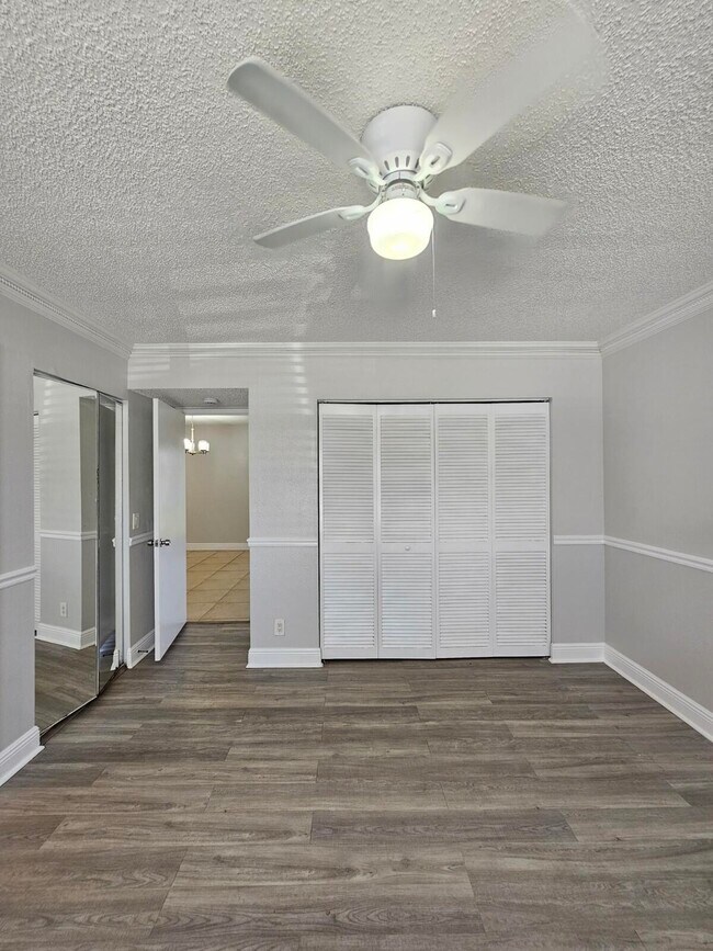Building Photo - 1453 Lake Crystal Dr