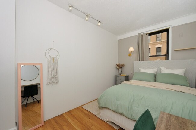 Building Photo - 400 W 47th St