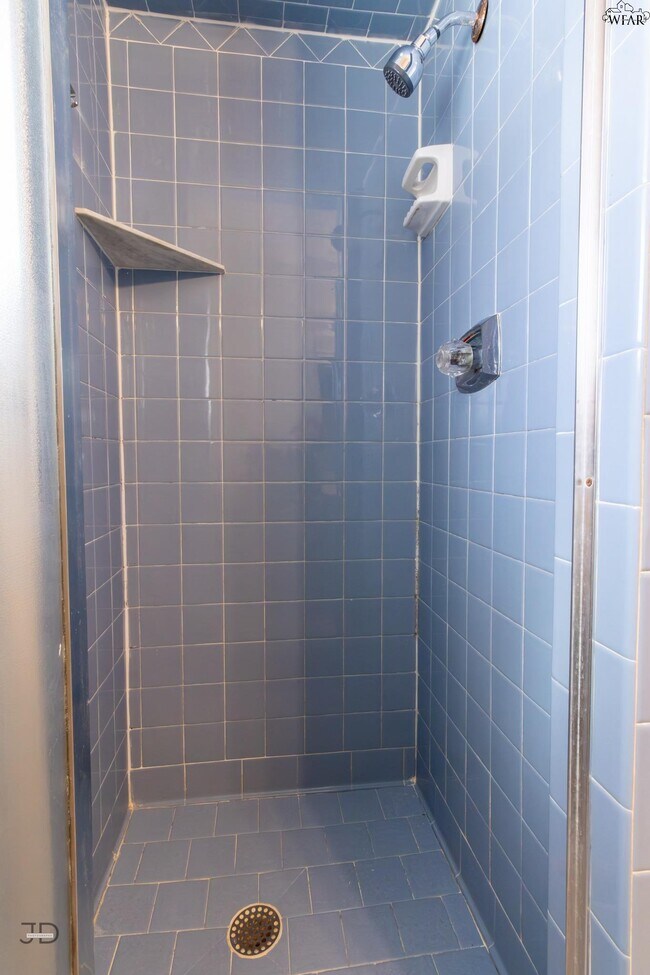 Building Photo - 505 W Coleman Ave