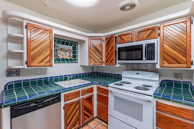 Building Photo - Centrally Located 4-Bed, 2-Bath Tucson Rental – Near U of A