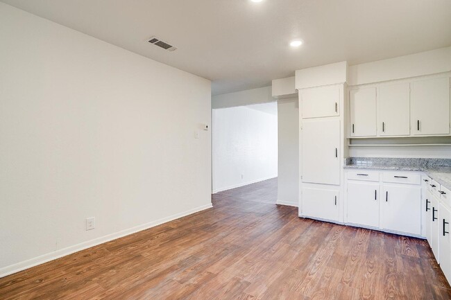 Building Photo - "Charming 2-Bedroom Duplex with Granite El...