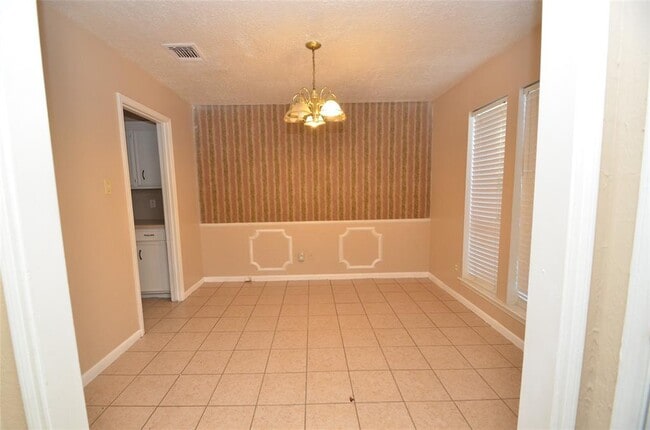 Building Photo - 439 Breeze Park Dr