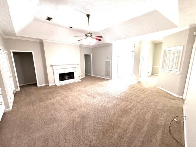 Building Photo - ** 4 bed 2.5 bath located in Sturbridge in...