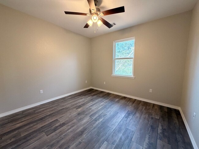 Building Photo - Welcome to your dream home in Russellville, AR!