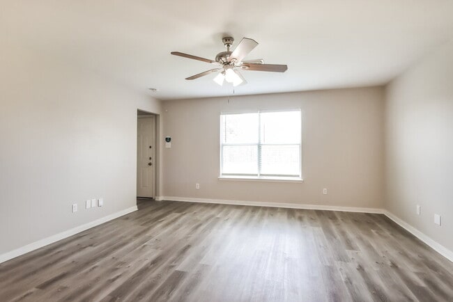 Building Photo - 28923 Village Creek Loop