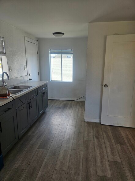 Building Photo - 5159 Clinton St