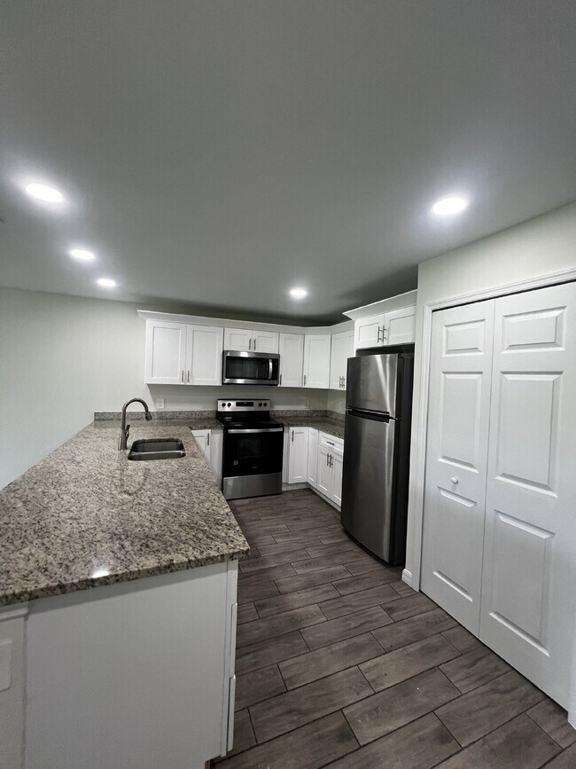 Building Photo - Haunt Your Dream Home: 3BR Duplex With Chi...