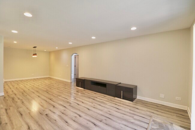 Building Photo - 12 Oak Creek Dr