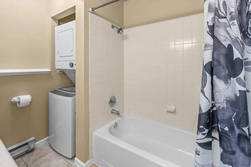 Full bathroom with tub - 1601 W Swallow Rd