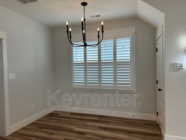 Building Photo - 210 7th St