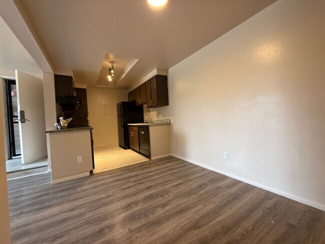 Building Photo - Charming 2 Bedroom Apartment with Balcony ...