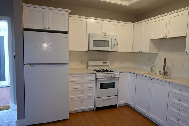 Building Photo - Very Cute 1 Bd/1Ba back half of duplex.
