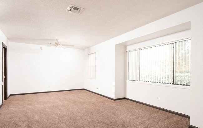 Building Photo - 2955 Huntington Dr