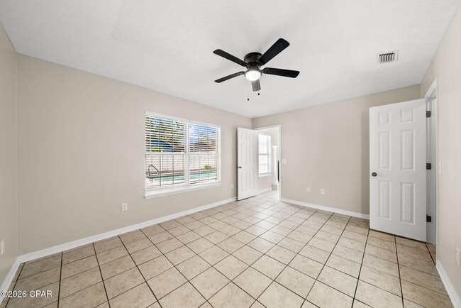 Building Photo - 615 Poinsettia Ct