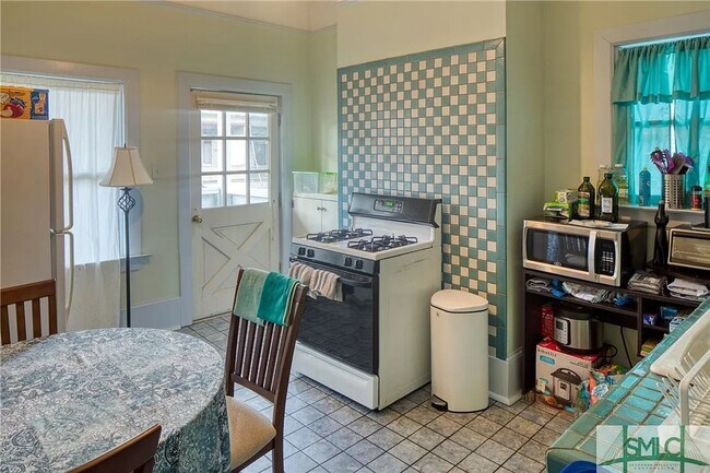 Building Photo - 3 BED | 1 BATH | BACK PORCH | DOWNTOWN