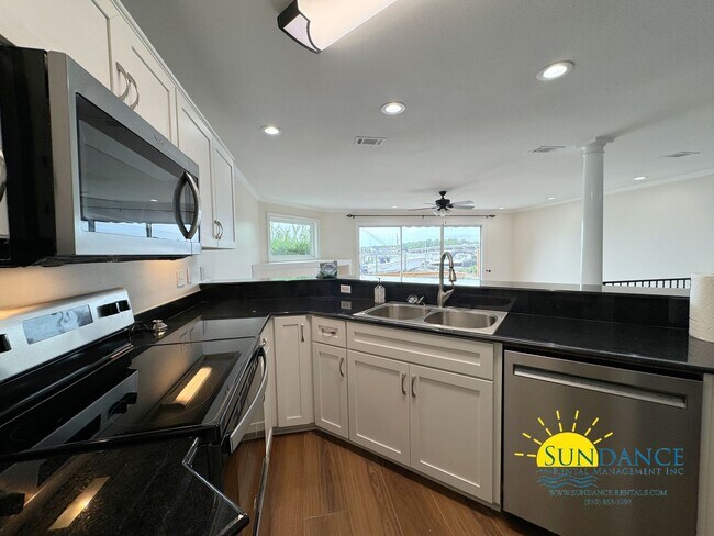 Building Photo - Waterfront Luxury Living on Cinco Bayou!