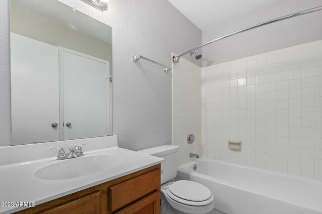 Building Photo - 653 W Guadalupe Rd