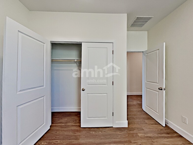 Building Photo - 5925 W Columbine Dr