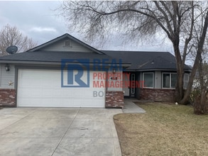 Building Photo - Move In Ready 3 Bedroom Single-Family Home...