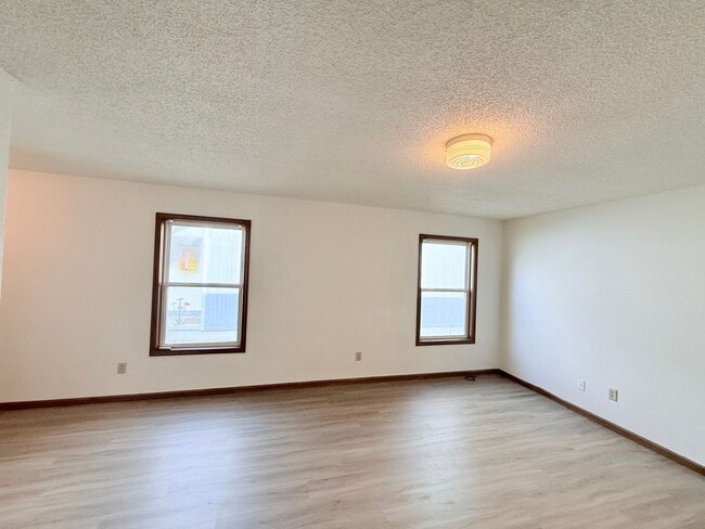 Building Photo - Great 3 Bed 2 Bath 2 Car Garage Flat Duplex- Pets ok!