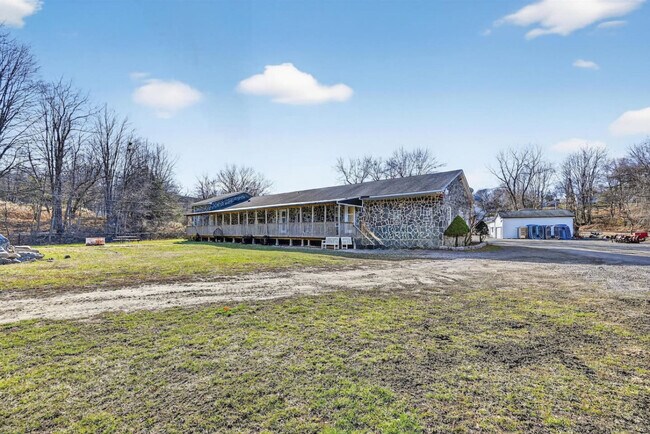 Building Photo - 443 Clove Rd